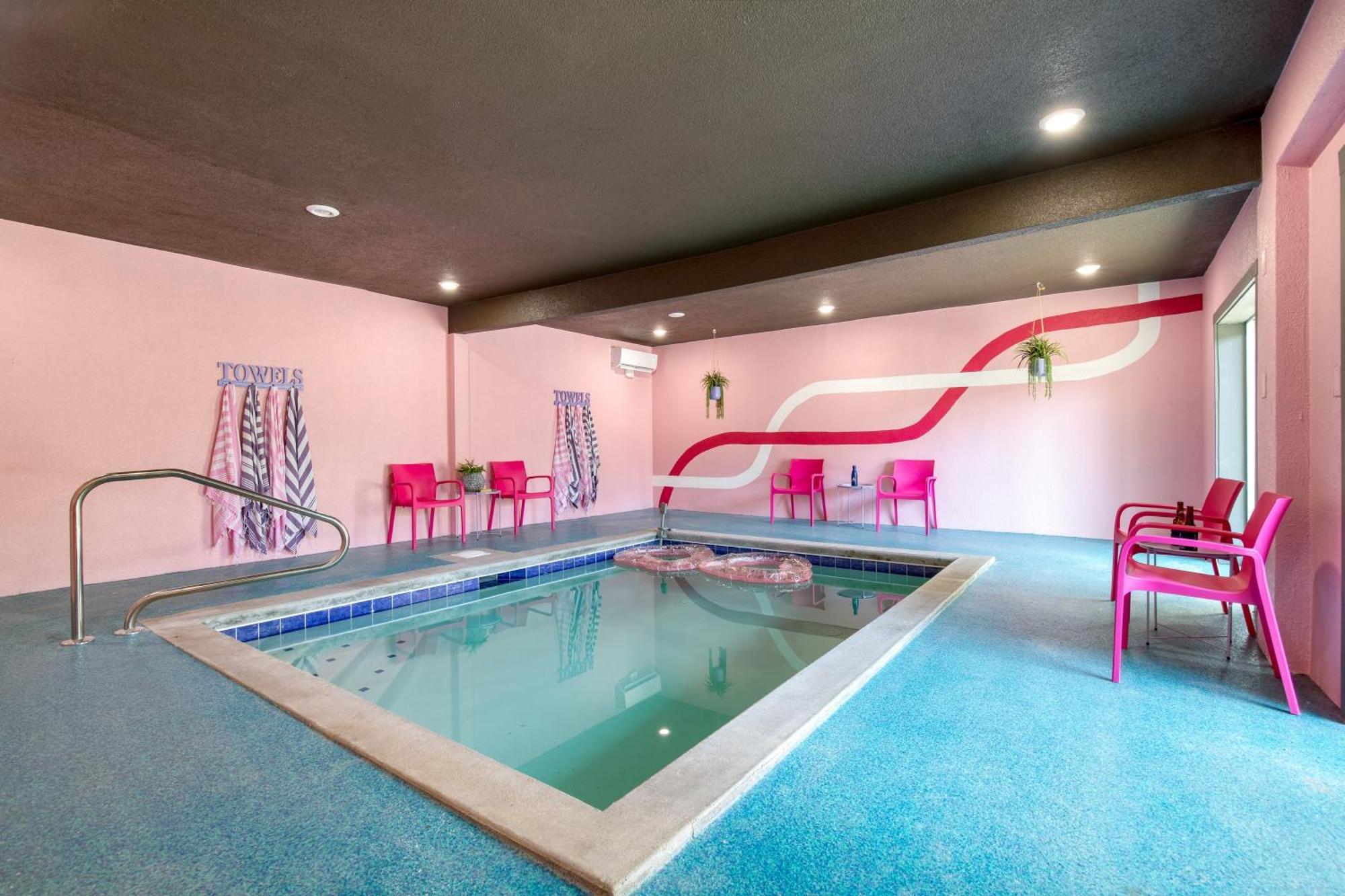 Pink Pines Avantstay Luxury Aesthetic Dream Home Indoor Pool Hot Tub ピジョンフォージ エクステリア 写真