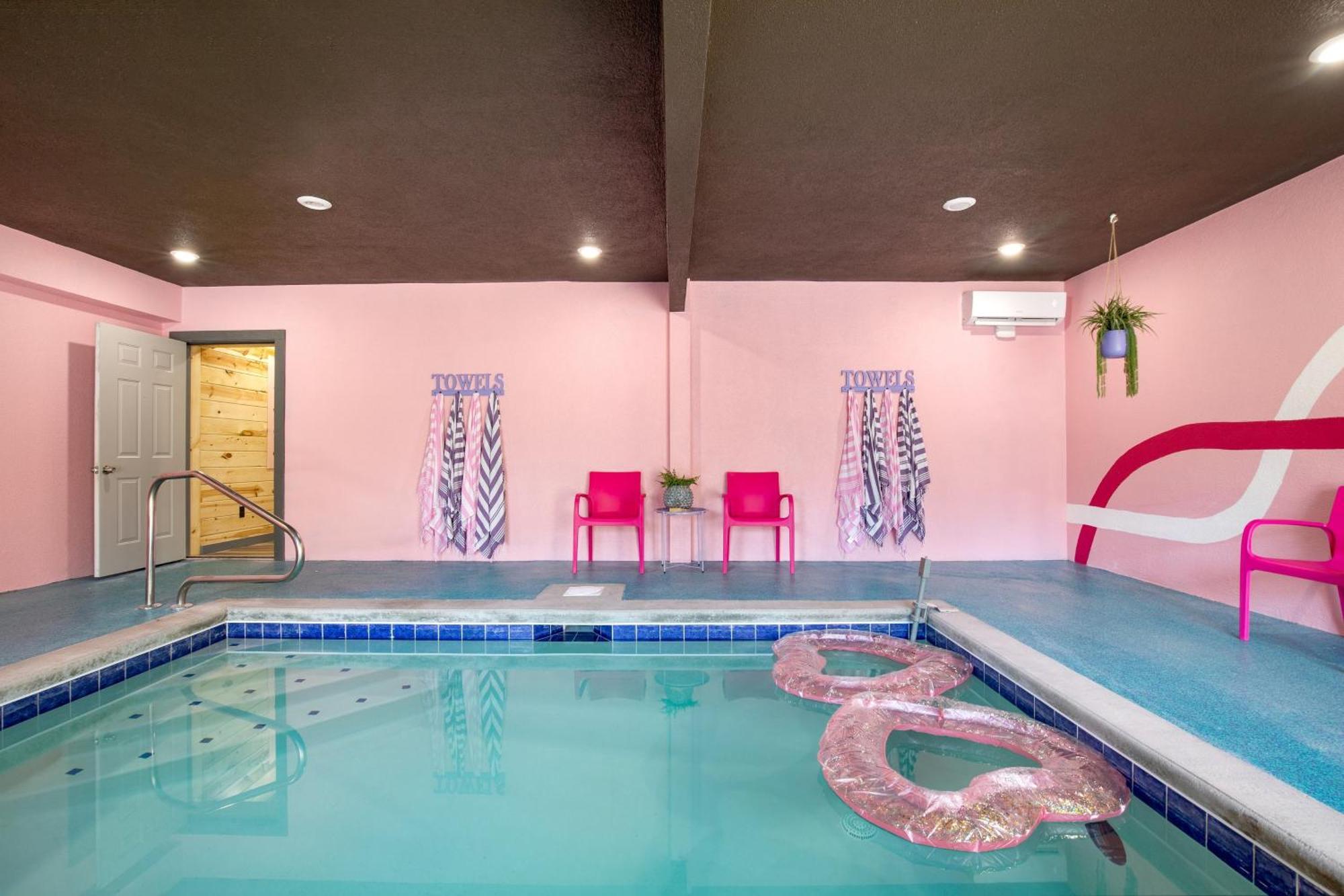 Pink Pines Avantstay Luxury Aesthetic Dream Home Indoor Pool Hot Tub ピジョンフォージ エクステリア 写真